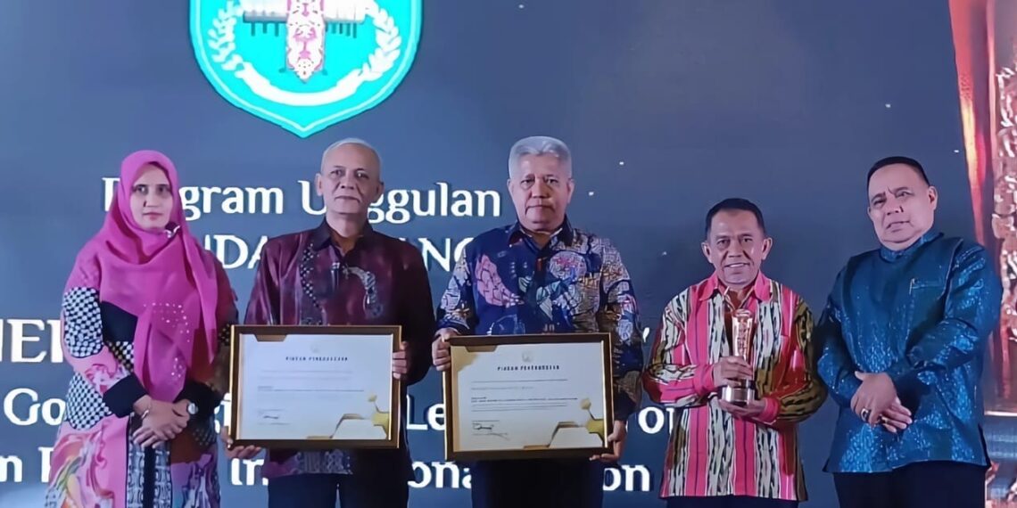 West Kutai won the cum laude trophy at the Multy Award event organized by Mulawarman University. Image: West Kutai Regency Secretariat business news