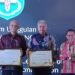 West Kutai won the cum laude trophy at the Multy Award event organized by Mulawarman University. Image: West Kutai Regency Secretariat business news