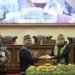 West Kutai Vice Regent Edyanto Arkan (left) handed over a piece of tumpeng to the Speaker of West Kutai DPRD Ridwai (11/04). Image: West Kutai Communication and Informatics Dept. business news