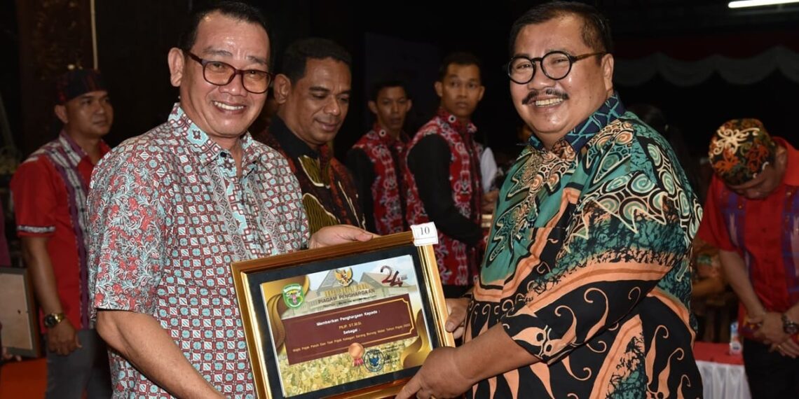 Ayonius, West Kutai Regency Secretary (right) handed over award certificates to the winning villages of the best village fund allocation competition. Image: West Kutai Regency Secretariat business news