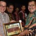 Ayonius, West Kutai Regency Secretary (right) handed over award certificates to the winning villages of the best village fund allocation competition. Image: West Kutai Regency Secretariat business news