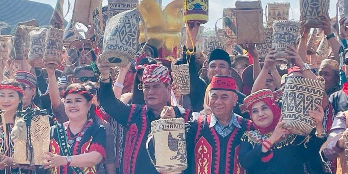 Muri's record breaking in wearing traditional Dayak bags by the West Kutai Regency Government (11/05). Image: Wulan business news