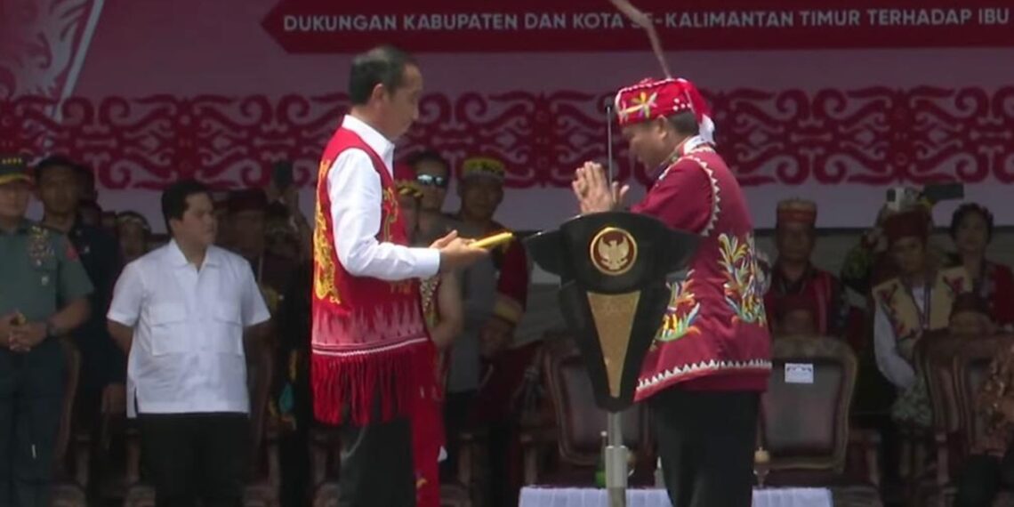President Jokowi (left) and Wesyt Kutai Regent FX Yapan (11/03). Image: Wulan business news