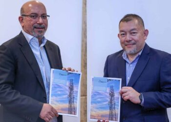 From left - Suresh Sidhu, CEO and Founder of EdgePoint Infrastructure and Muniff Kamaruddin, Chief Executive Officer of EdgePoint Towers Sdn Bhd, launching "An Infrastructure-Based Approach to Advance Digital Equity in South-East Asia" whitepaper that sheds light on the digital divide in South-East Asia (SEA).
