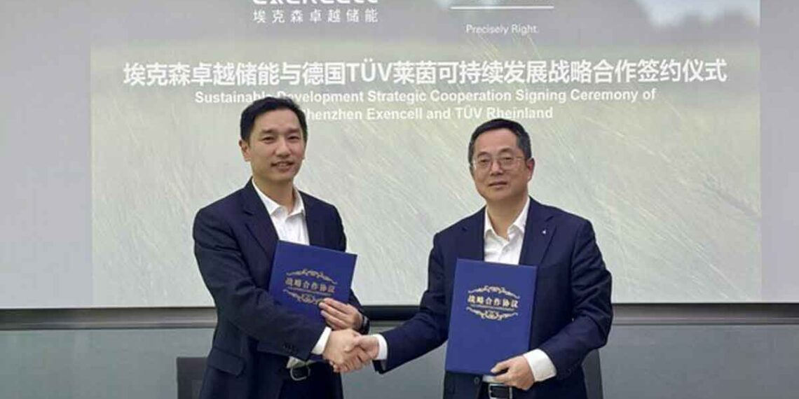 Jeff You and Fang Weimin sign a strategic cooperation agreement, representing EXENCELL and TÜV Rheinland respectively.