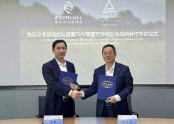 Jeff You and Fang Weimin sign a strategic cooperation agreement, representing EXENCELL and TÜV Rheinland respectively.