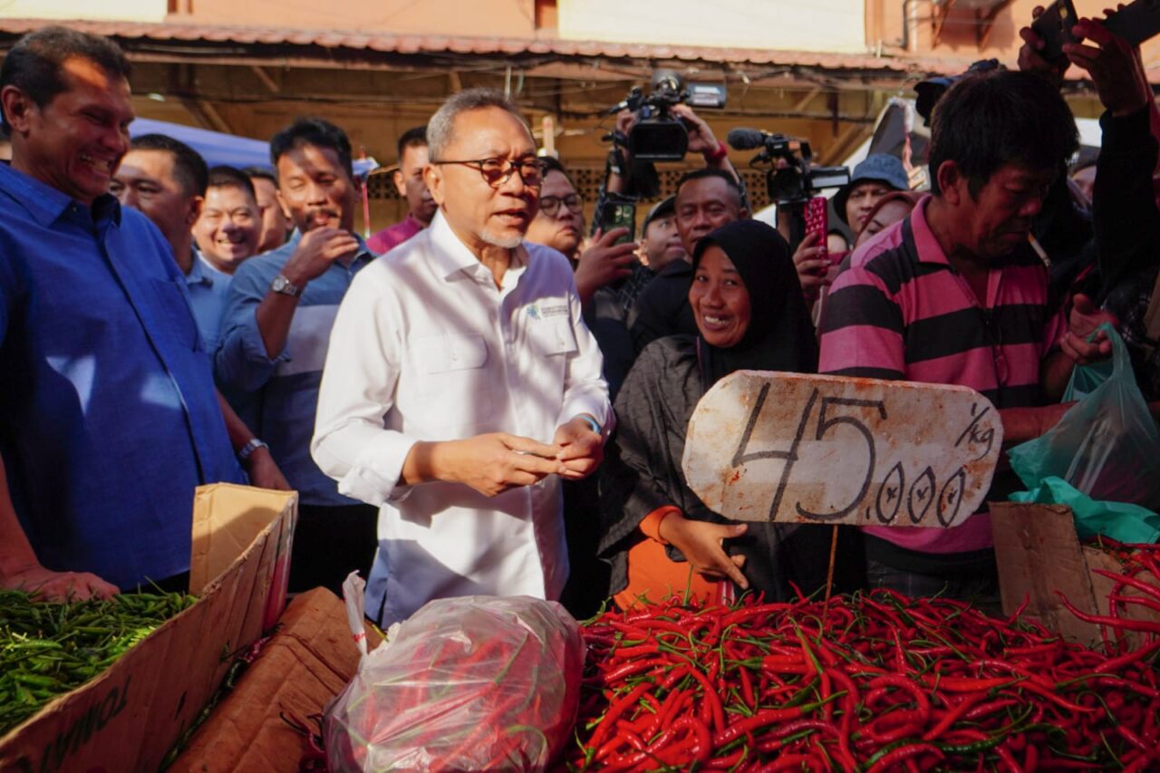 Indonesia's Trade Minster Zulkifli 'Zulhas' Hasan during his visit in Pasar Pagi Tos 3000, Batam. (Photo: Official release)