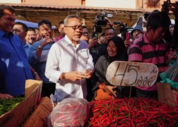 Indonesia's Trade Minster Zulkifli 'Zulhas' Hasan during his visit in Pasar Pagi Tos 3000, Batam. (Photo: Official release)