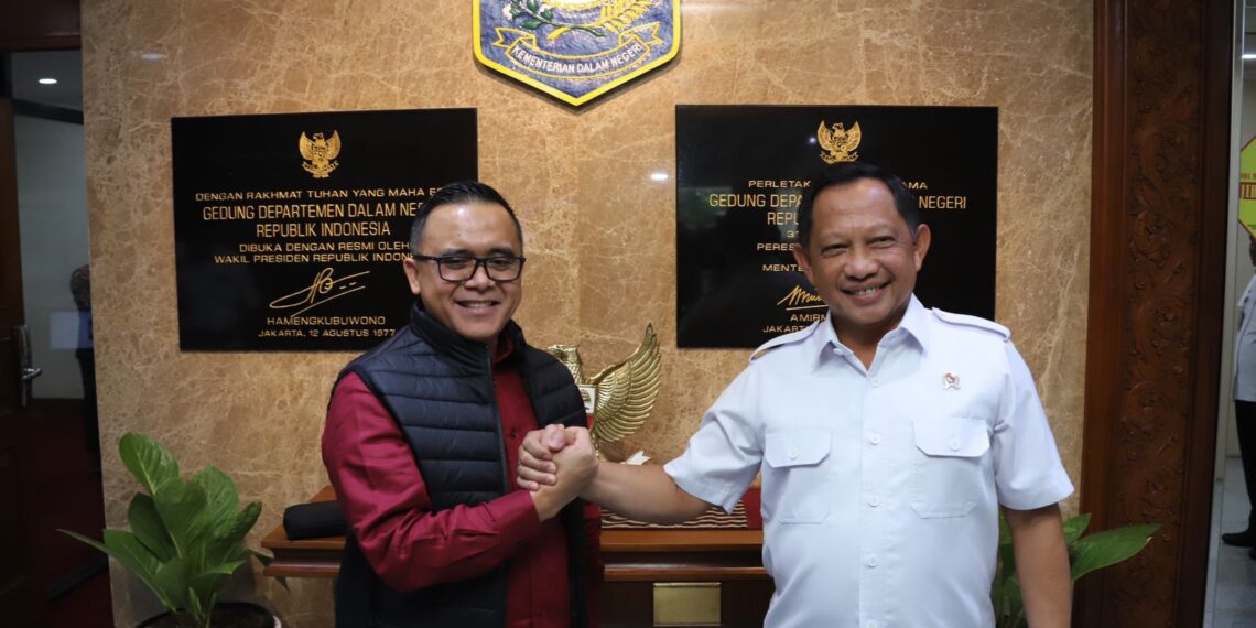 Administrative Reform and Bureaucratic Reform Minister (PANRB) Abdullah Azwar Anas held a meeting with Home Affairs Minister, Tito Karnavian to discuss the optimization of Digital Population Identity (IKD), at the Ministry of Home Affairs Office, Wednesday (03/01)
