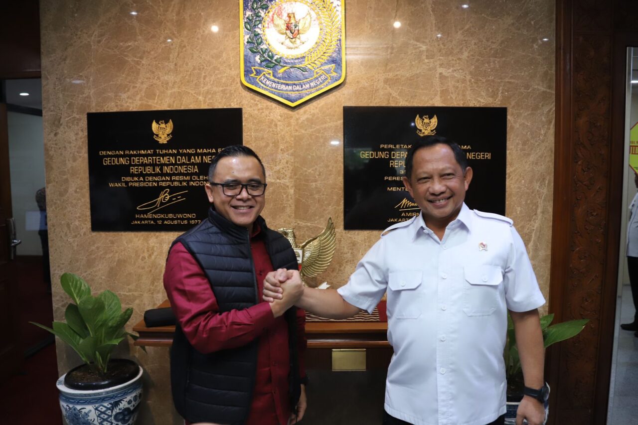 Administrative Reform and Bureaucratic Reform Minister (PANRB) Abdullah Azwar Anas held a meeting with Home Affairs Minister, Tito Karnavian to discuss the optimization of Digital Population Identity (IKD), at the Ministry of Home Affairs Office, Wednesday (03/01)