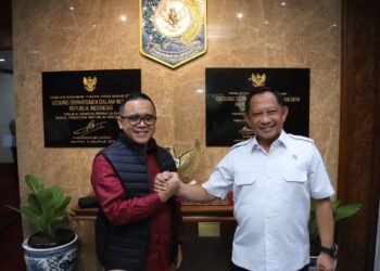 Administrative Reform and Bureaucratic Reform Minister (PANRB) Abdullah Azwar Anas held a meeting with Home Affairs Minister, Tito Karnavian to discuss the optimization of Digital Population Identity (IKD), at the Ministry of Home Affairs Office, Wednesday (03/01)