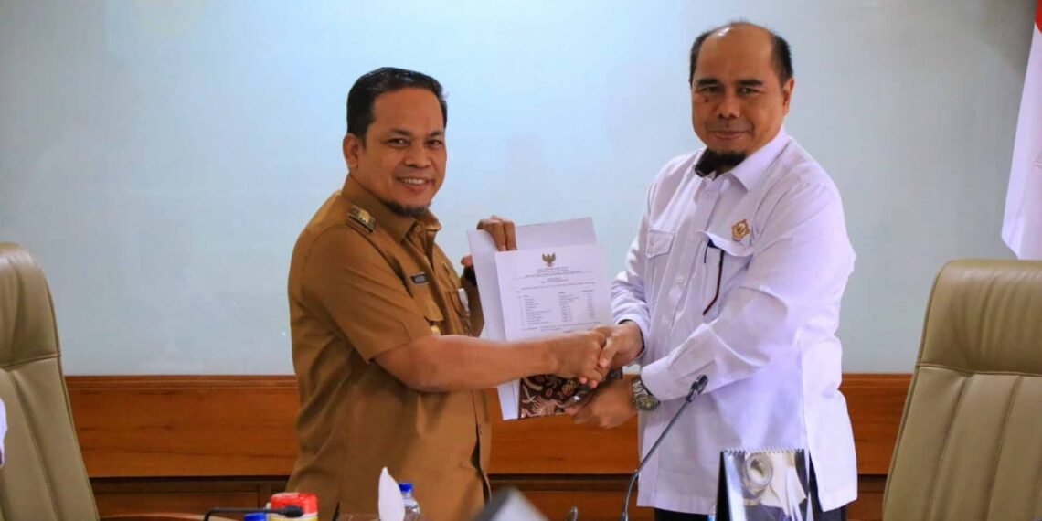 Acting Mayor of Tangerang City Nurdin and the Head of BPK Banten Dede Sukarjo