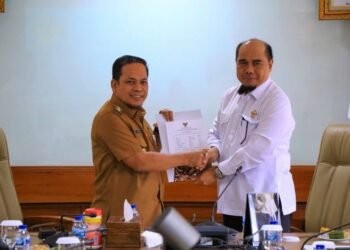 Acting Mayor of Tangerang City Nurdin and the Head of BPK Banten Dede Sukarjo