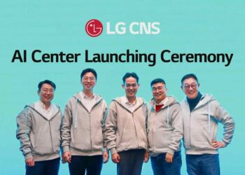 LG CNS ‘AI Center’ Launching Ceremony (From right): CEO of LG CNS Shin Gyoon Hyun, AI Business Professional Leader Kyungil Kim, Head of AI Center Yohan Chin, Head of D&A Business Eddie Jang, Vice President of AI Research Institute Jooyoul Lee