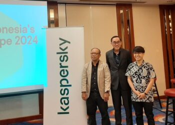 From left: Dony Koesmandarin, Territory Manager for Indonesia at Kaspersky; Yeo Siang Tiong, General Manager for Southeast Asia at Kaspersky; and Jemmy Handinata, Presales Manager for Indonesia at Kaspersky at KUMA platform launch (02/27).