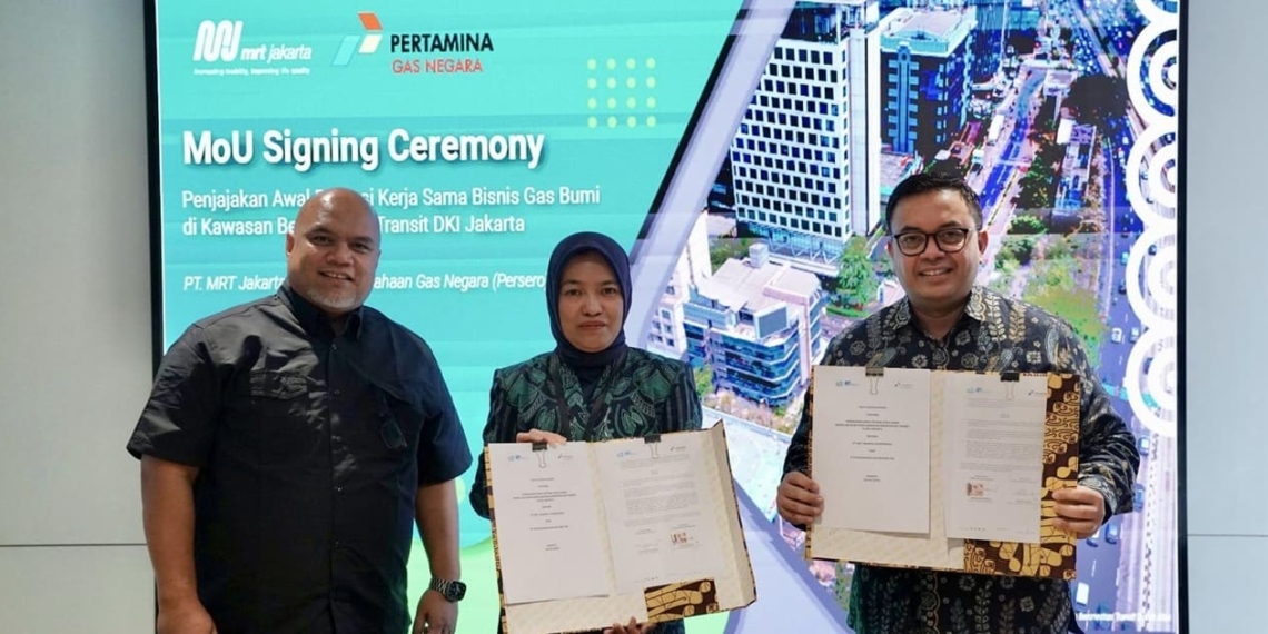 From left: Director of Infrastructure and Technology PT PGN Tbk Harry Budi Sidharta, Director of Strategy and Business Development PT PGN Tbk Rosa Permata Sari, and Director of Business Development PT MRT Jakarta (Perseroda) Farchad Mahfud. Credit: MRT Jakarta