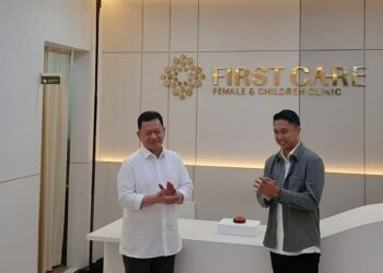 Dr. dr. Fitriyadi Kusuma, Sp. OG, Subsp. Onk, ObGyn spesialist and founder of First Care (left) and Pasha Fernanda Fauzi, First Care CEO at the grand opening event in Kebayoran Baru, South Jakarta (03/04).