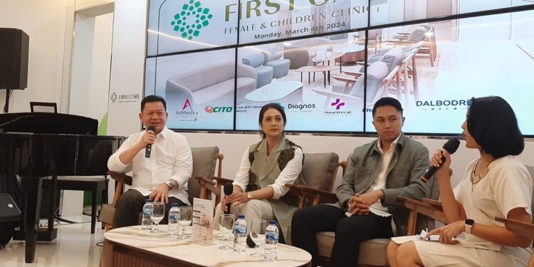 Dr. Dr. Fitriyadi Kusuma, Sp. OG, Subsp. Onk (left) explained about women's reproductive health (03/04).