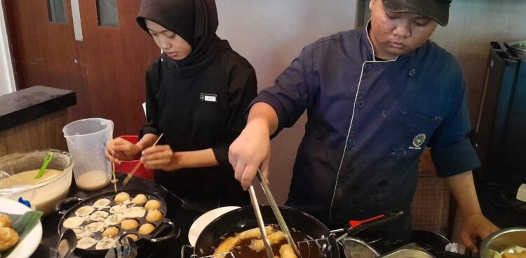 Hotel 88 Fatmawati staff are cooking a Japanese menu.
