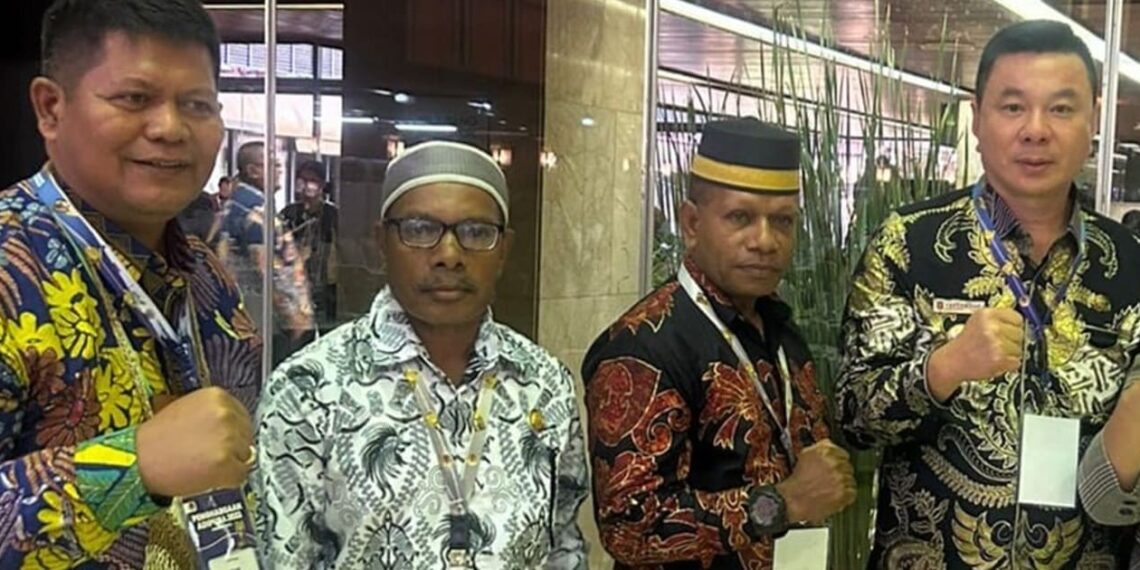Kaimana Regent Freddy Thie (right). Credit: Tika