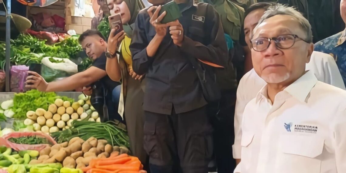 Trade Minister Zulkifli Hasan inspected rice prices at Bogor City (03/18). Credit: Haris Sunandar