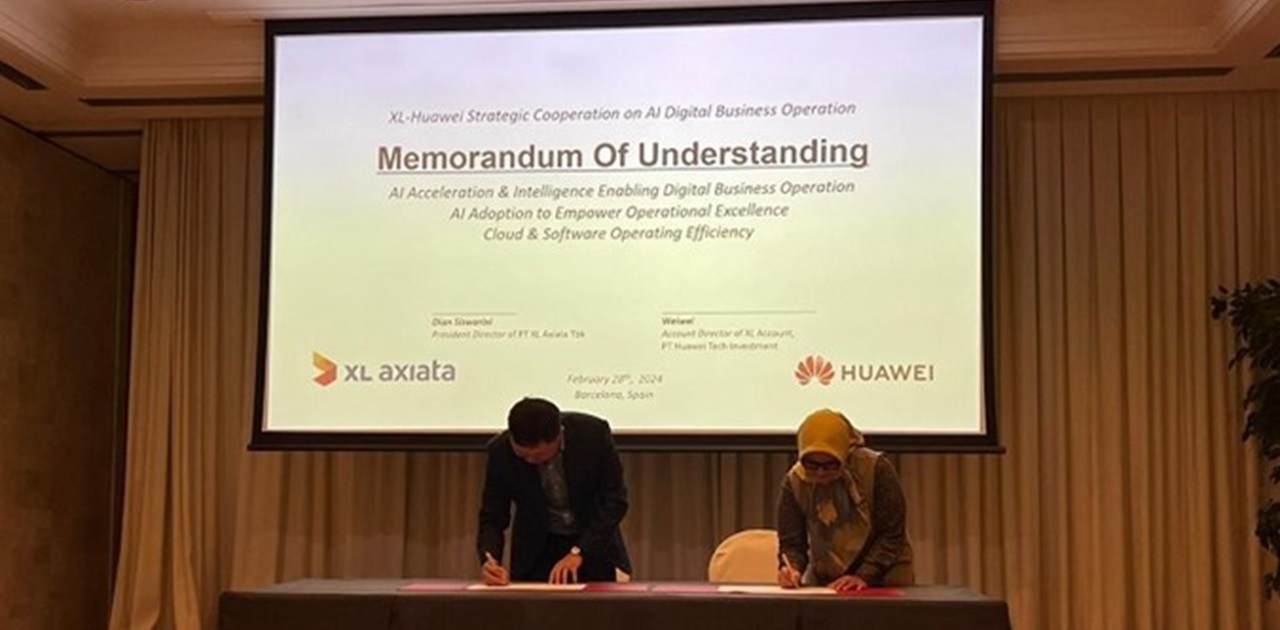 Weiwei, Huawei Account Director (left) and Dian Siswarini, XL Axiata President Director & CEO during MoU signing at MWC 2024. Credit: XL Axiata