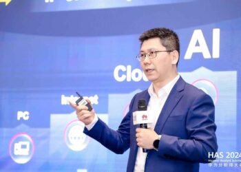 Steven Zhao delivering a speech