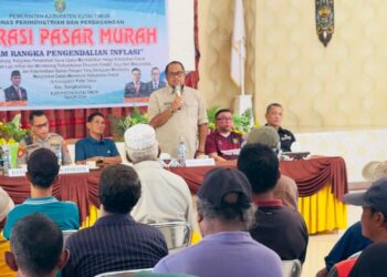 Kasmidi Bulang delivered his opening speech at Bazaar in Sangkulirang (Photo: East Kutai's PR)