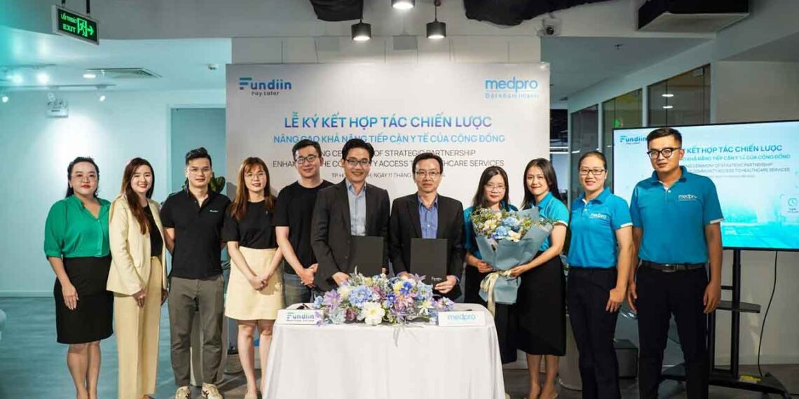 The representatives of Fundiin and Medpro at the signing ceremony