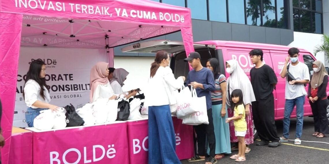 Bolde distributed foodstuffs to the community. Credit: Bolde