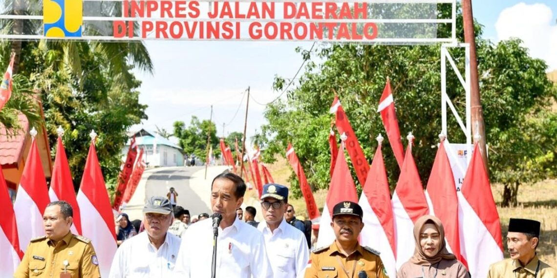President Jokowi inaugurated regional roads in Boalemo Regency, Gorontalo. Credit: BPMI Setpres