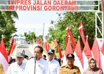 President Jokowi inaugurated regional roads in Boalemo Regency, Gorontalo. Credit: BPMI Setpres