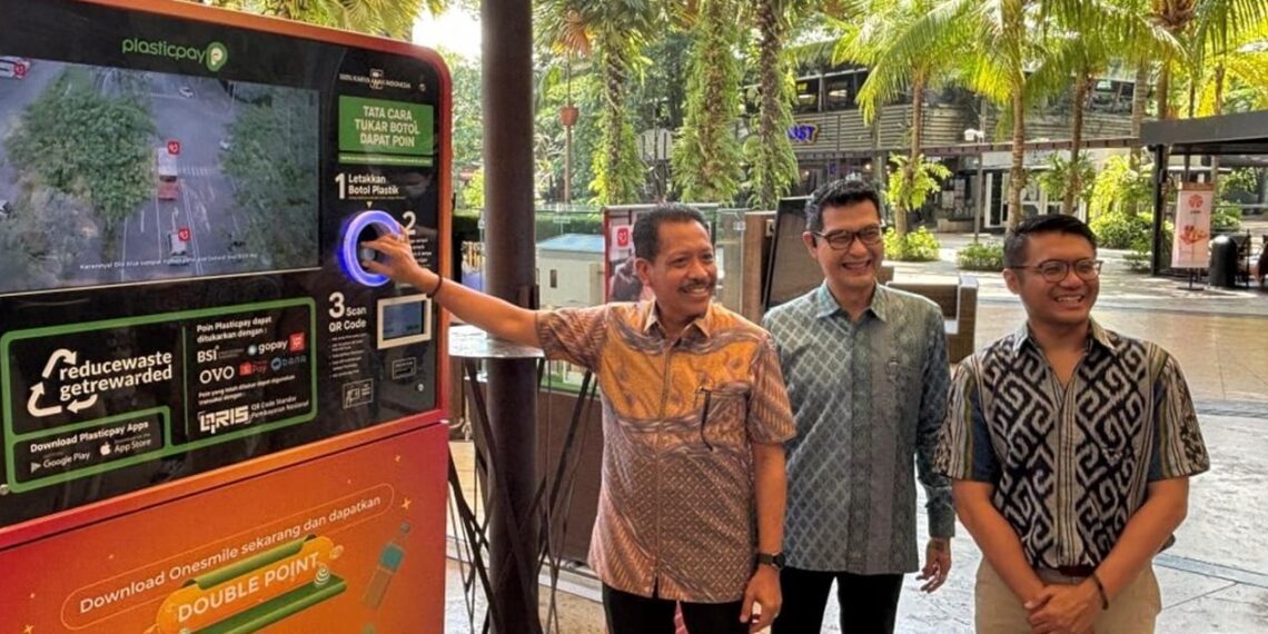 Sinar Mas Land and Plasticpay provide Reverse Vending Machine at The Breeze BSD City. Credit: Sinar Mas Land