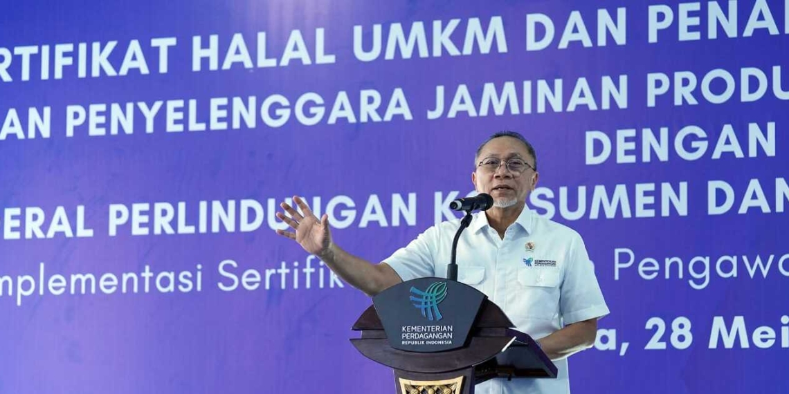 Minister of Trade Zulkifli Hasan handed over halal certificates to six MSMEs. Credit: Ministry of Trade PR