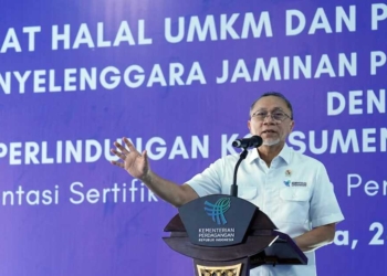 Minister of Trade Zulkifli Hasan handed over halal certificates to six MSMEs. Credit: Ministry of Trade PR