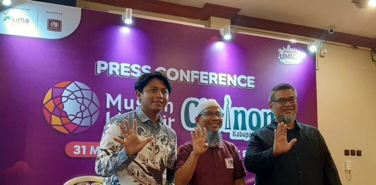 From left: Hendrawan Wijanarko, Marketing and Communication staff at Lima Event Indonesia; Kusnan bin Kundori, Director of the KPMI Business Club Bogor Regional Coordinator; and Deddy Andu, Lima Event Indonesia CEO at Muslim MSME Festival Cibinong press conference in East Jakarta (05/22). Credit: Sinta