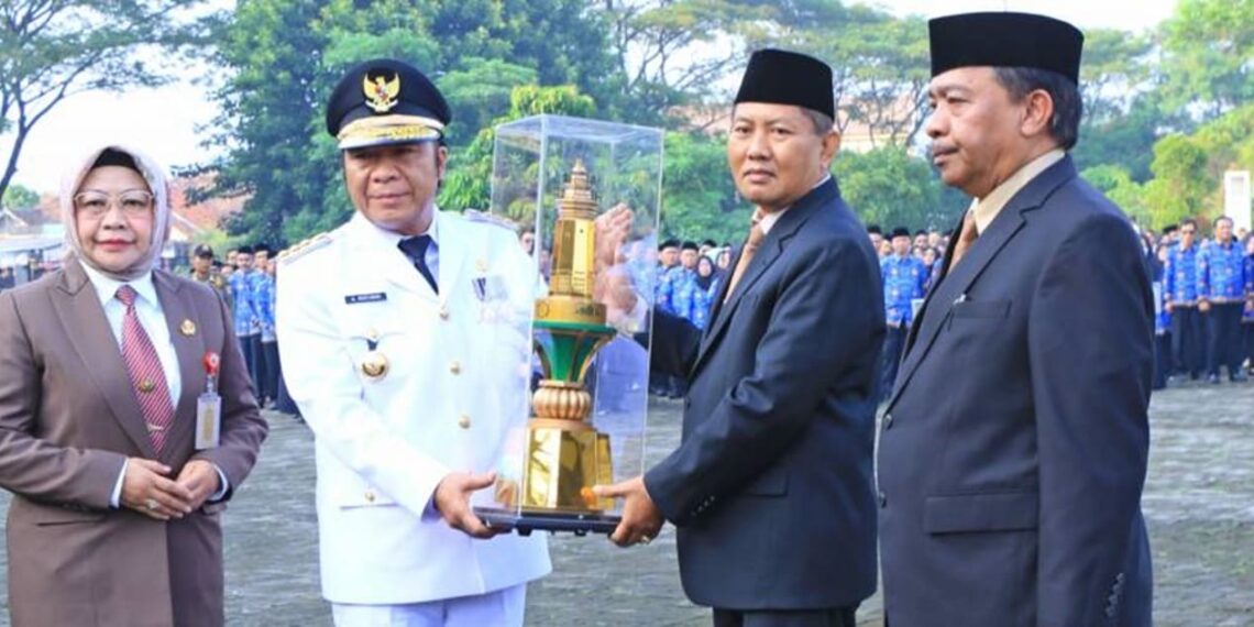 The handover of the 2023 Banten Public Services Award was carried out at the 2024 XXVIII Regional Autonomy Day Commemoration (04/29). Credit: Tangerang City Govt
