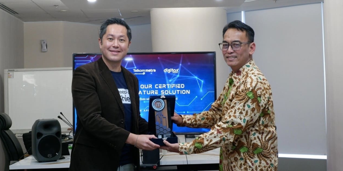 Niki Luhur, Vida's Founder and Group CEO (left) and Irphan Wijaya, Director of Business Digital Transformation at TelkomMetra. Credit: TelkomMetra