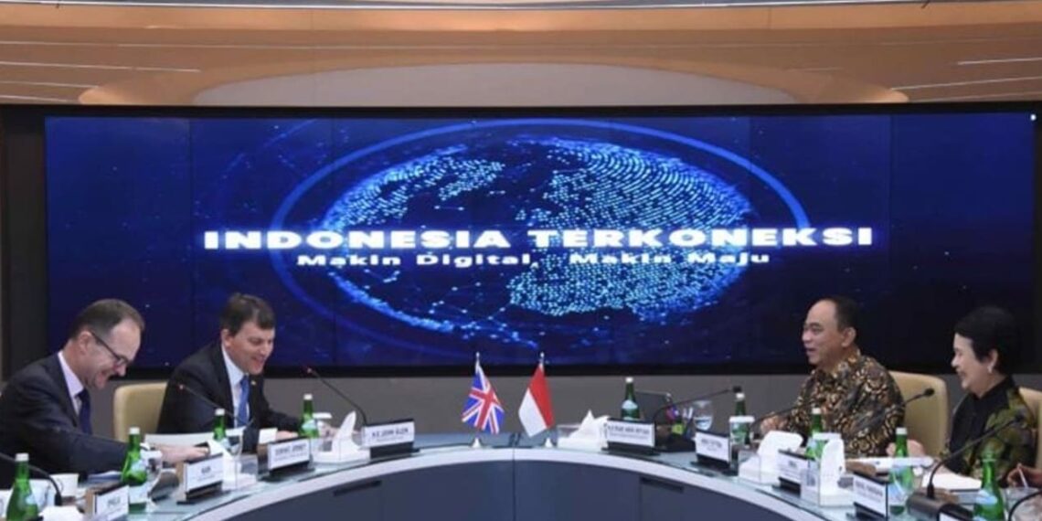 John Glen, UK Minister for Cabinet Office (second from left) met with Budi Arie Setiadi, Indonesian Minister of Communication and Informatics (third from left) in Jakarta (05/14). Kominfo PR