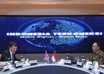 John Glen, UK Minister for Cabinet Office (second from left) met with Budi Arie Setiadi, Indonesian Minister of Communication and Informatics (third from left) in Jakarta (05/14). Kominfo PR