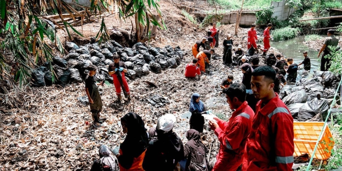Cleanup river in Bandung carried out Viessmann Climate Solutions and Pandawara Group. Credit: Viessmann