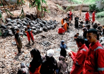 Cleanup river in Bandung carried out Viessmann Climate Solutions and Pandawara Group. Credit: Viessmann