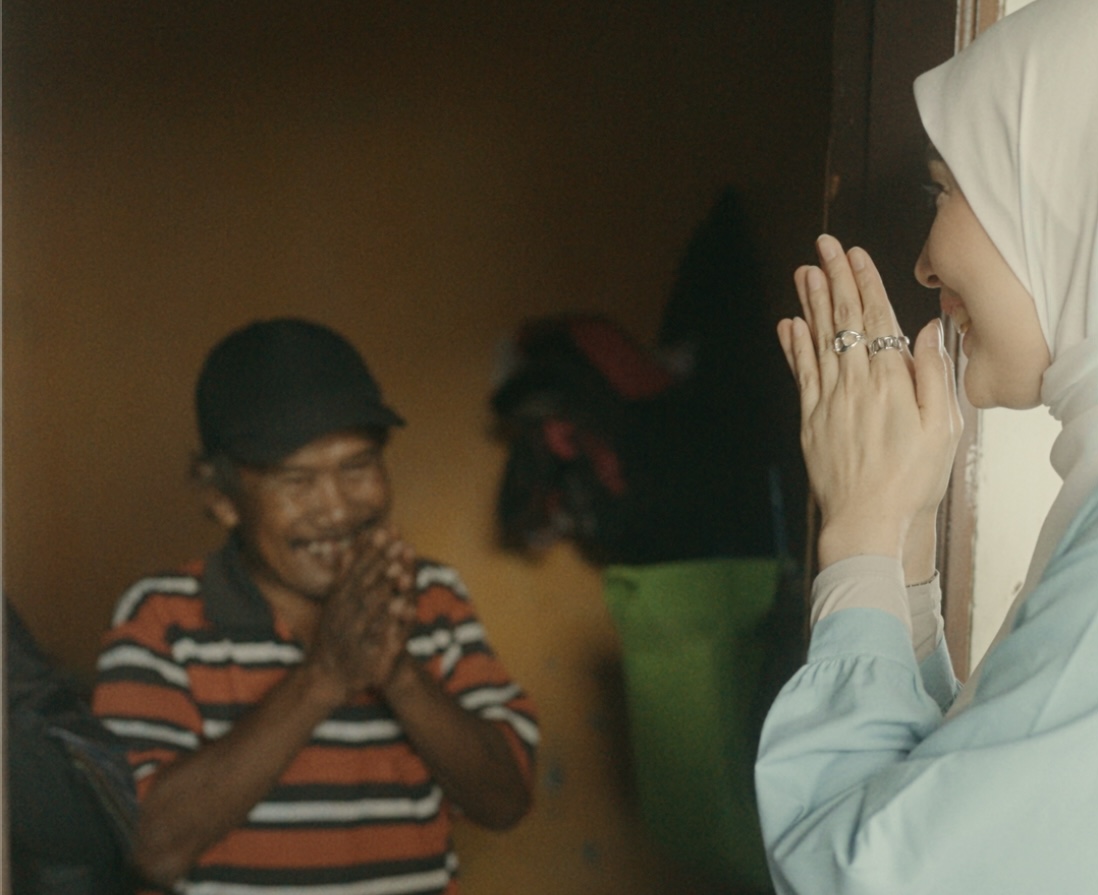 Fenita Arie joined ‘Kurban Bersama, Berkah Sesama’ program by Prudential Syariah (Photo: Prudential Syariah team)