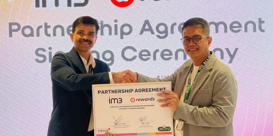 the MoU signing carried out by Ritesh Kumar Singh, Director and Chief Commercial Officer Indosat Ooredoo Hutchison (Left), and Country Head AirAsia rewards Indonesia, Arifin Prasetyo (Right). (Photo: Indosat's team)