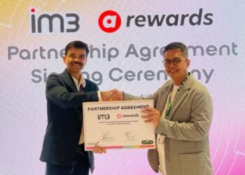 the MoU signing carried out by Ritesh Kumar Singh, Director and Chief Commercial Officer Indosat Ooredoo Hutchison (Left), and Country Head AirAsia rewards Indonesia, Arifin Prasetyo (Right). (Photo: Indosat's team)