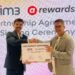 the MoU signing carried out by Ritesh Kumar Singh, Director and Chief Commercial Officer Indosat Ooredoo Hutchison (Left), and Country Head AirAsia rewards Indonesia, Arifin Prasetyo (Right). (Photo: Indosat's team)