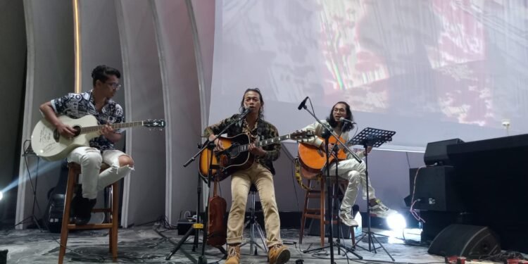 Senyawa and Ipank Horehore performance to introduce its new single Tukang Boong. (Photo: Senyawa's team)