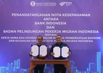 Juda Agung, Deputy Governor of Bank Indonesia (left) and Benny Rhamdani, Head of BP2MI signed the memorandum of understanding for this cooperation in Jakarta (31/5). Credit: BI