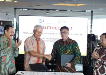 Agung Podomoro Land President Director Bacelius Ruru (second left) and Bina Karya President Director Boyke Prasetyanto (third left) signed the cooperation agreement in Jakarta (06/10). Credit: Nusantara Capital Authority