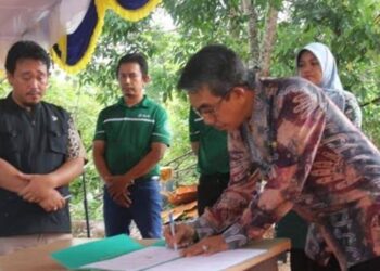 East Kutai Regent Ardiansyah Sulaiman attended the inauguration of a workshop and a plastic pellet processing machine. Credit: Prokopim Kutai Timur